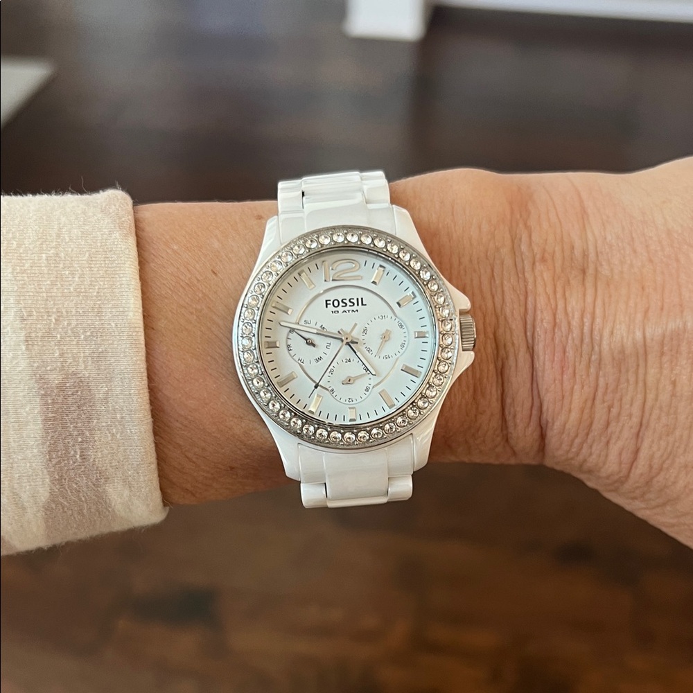 Fossil White Chronograph Watch with Crystal Bezel

Needs battery